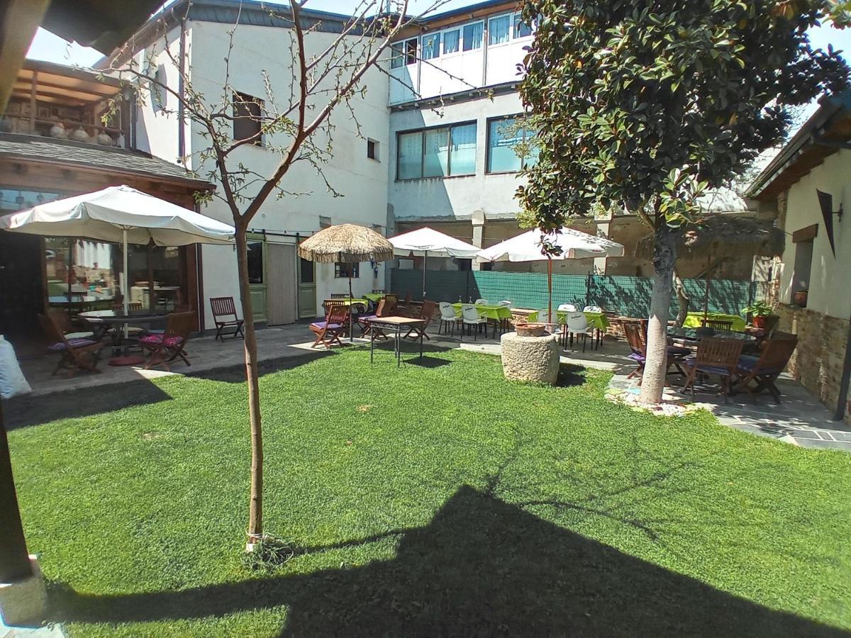 Hostal La Medina De Camponaraya Εξωτερικό φωτογραφία